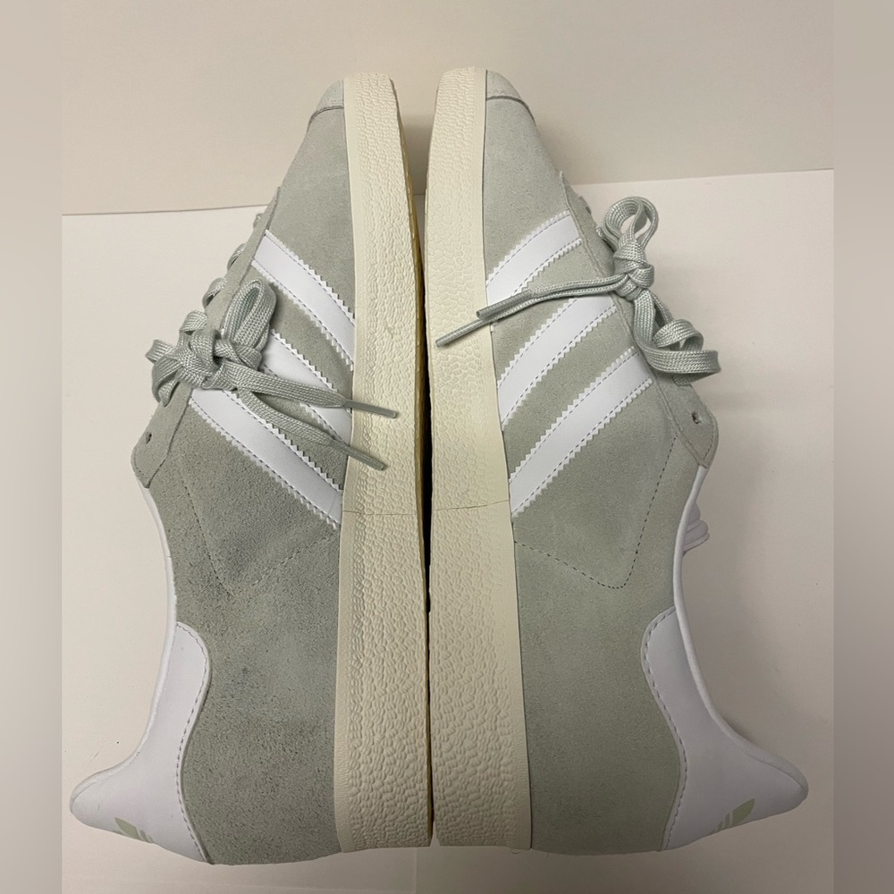 Men’s Adidas rare Pistachio Green Suede Gazelle’s Size 10.5